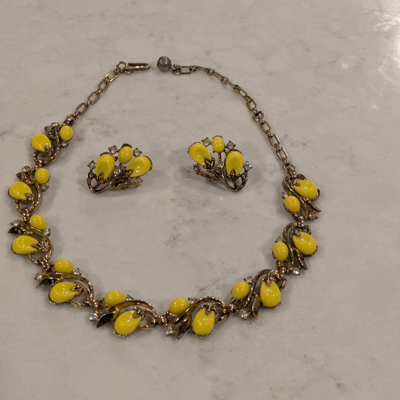 Vintage  1950 - 1960 Trifari Yellow and Gold Necklace And Clip Earrings - Picture 1 of 3